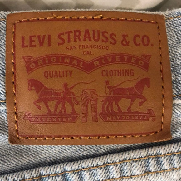 NWOT Levi’s Destructed Jean skirt - Picture 3 of 3
